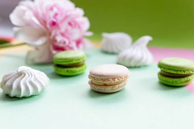 Close-up em vários macaroons coloridos