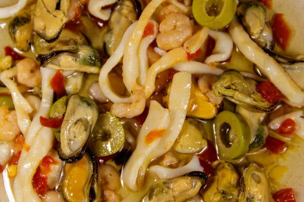 Close-up de ensalada de mariscos con camarones, calamares y mejillones