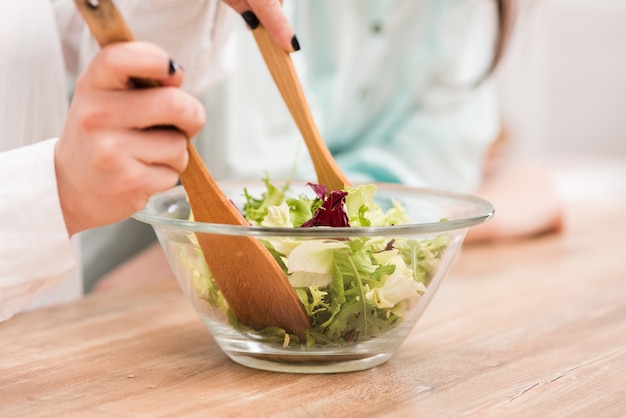 Foto close-up de ensalada saludable fresca verde con tenedor de madera