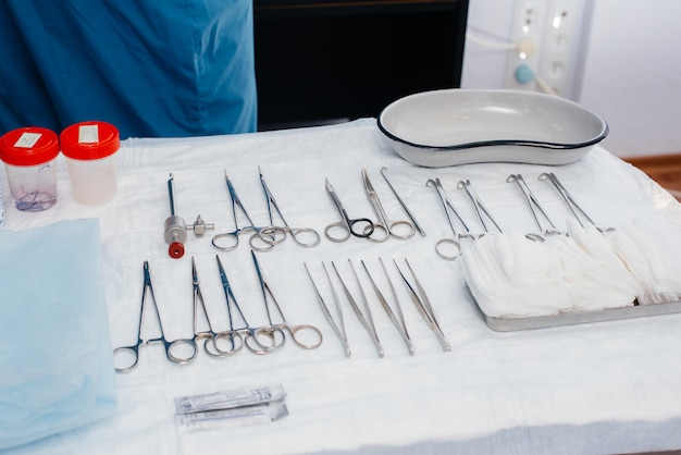 Close-up estéril de instrumento médico em cima da mesa antes da operação. Medicina e cirurgia