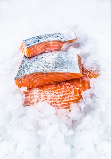 Close-up Filetes de salmón crudo fresco sobre hielo.