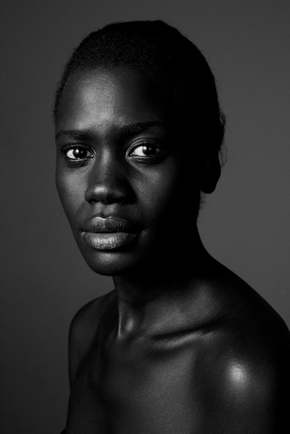 Close-up foto preto e branco de mulher afro-americana