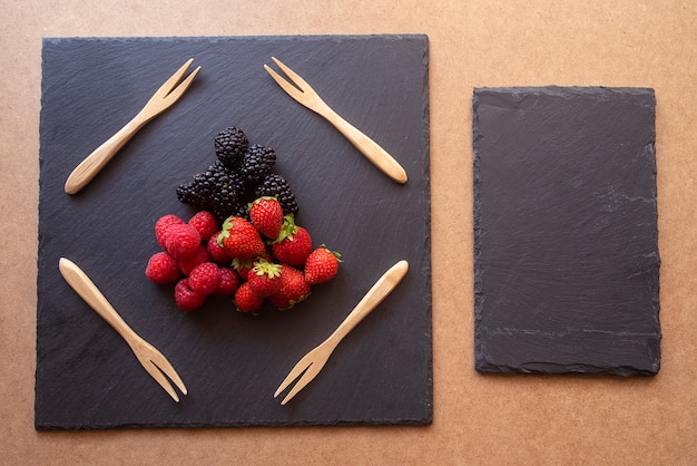 Close-up de frambuesas, moras y fresas