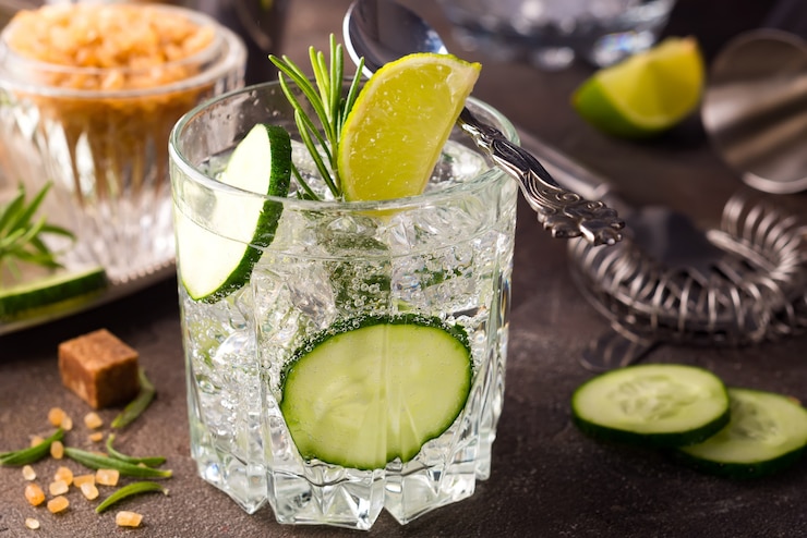 Foto close-up frascos de vidro retrô de limonada com pepino e hortelã na mesa de madeira