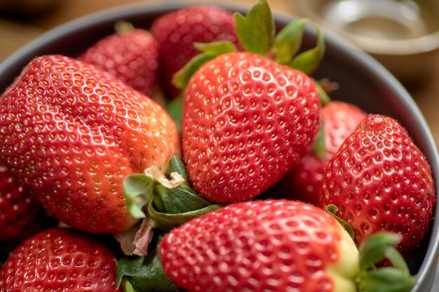 Close-up de fresas frescas en un recipiente gris