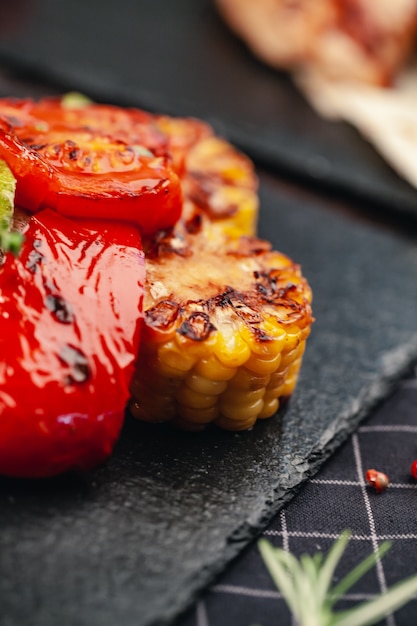 Close up frisch gegrillt auf Holz Tomaten und Mais
