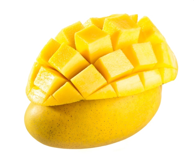 Close-up de fruta amarilla sobre fondo blanco.
