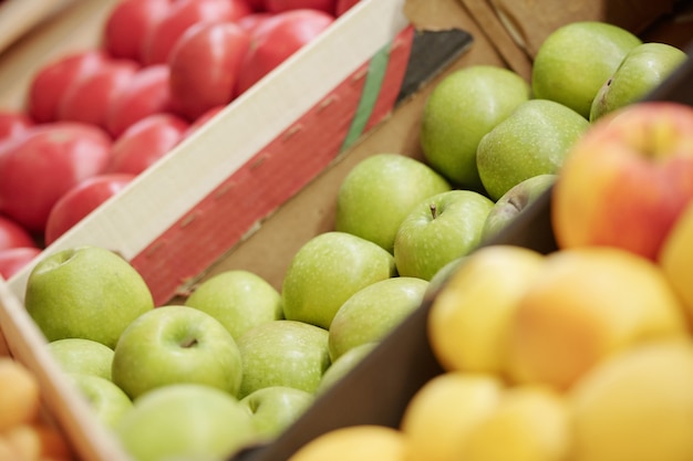 Close-up de frutas y verduras frescas en cajas que venden en el mercado de alimentos orgánicos