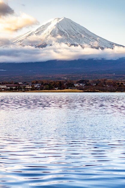 Close up fuji do lado do lago kawaguchi, vista do Monte Fuji do lago