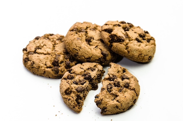 Close-up de galletas con trocitos de chocolate caseras aisladas sobre fondo blanco.