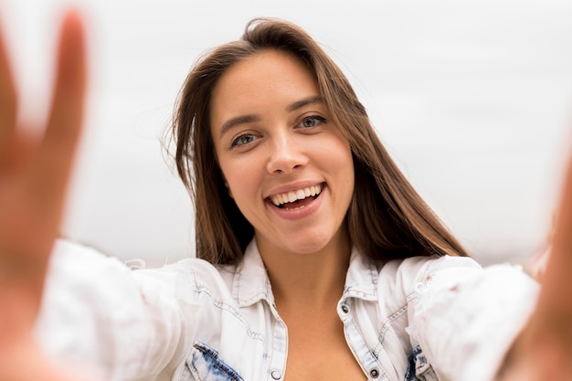 Foto close-up garota tirando selfie