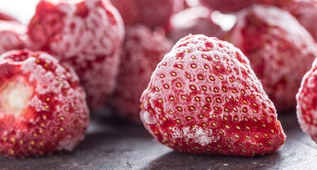 Close-up gefrorene Erdbeeren mit Frost bedeckt.