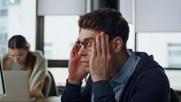 Foto close-up gerente cansado analisando dados on-line estressado homem excesso de trabalho resolver problema