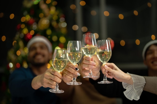 close-up Gläser mit klingenden Gläsern Champagner mit Beleuchtung Abendessen