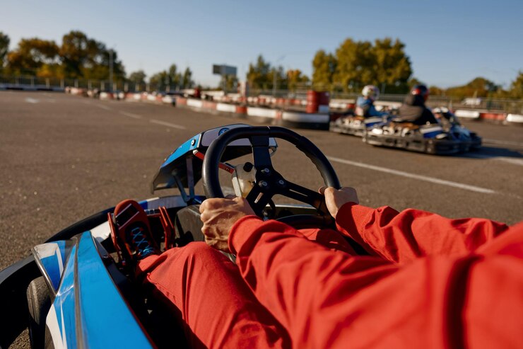 Foto close-up gokart racer dirigindo carro esportivo foco em mãos segurando o volante