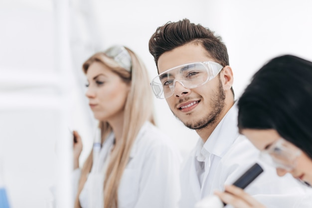 Close up.a grupo de jóvenes científicos en el laboratorio. ciencia y salud