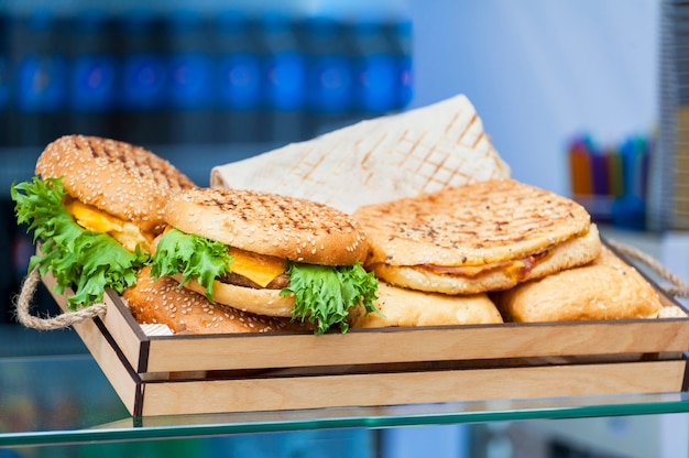 Close-up de hamburguesa casera con verduras frescas