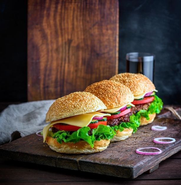 Close-up de hamburguesas en bandeja de madera
