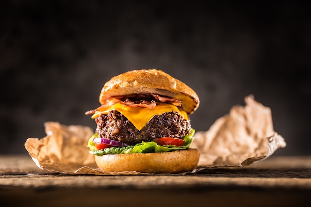 Close-up hausgemachte Rindfleisch Burger auf Holztisch.