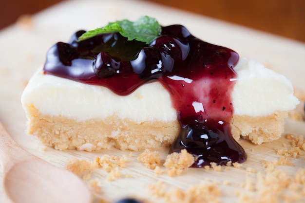 Close up Heidelbeerkuchen auf Holzplatte auf Holztisch.