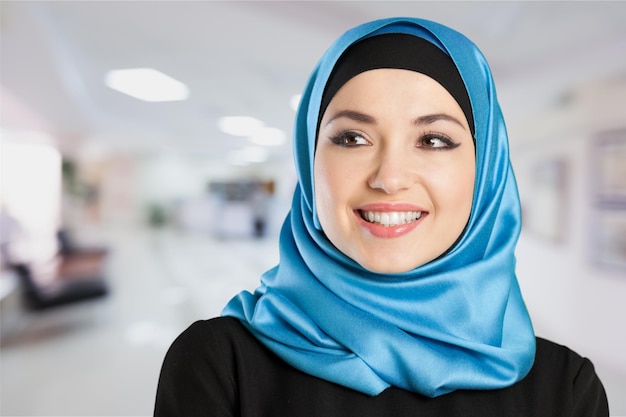 Close-up hermosa joven musulmana sobre fondo borroso