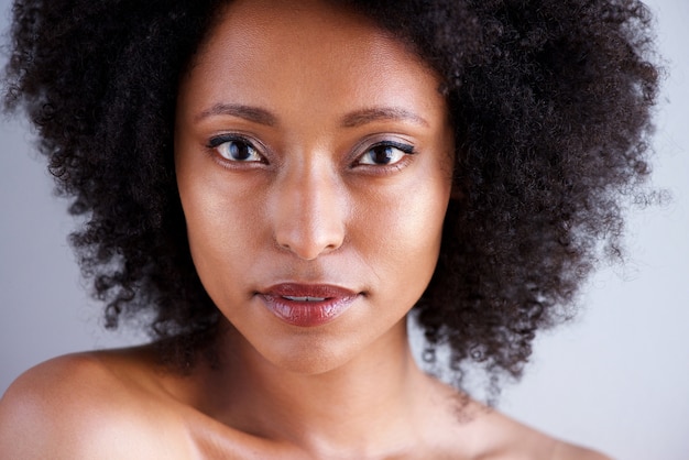 Close up hermosa mujer africana con cabello rizado y hombros desnudos