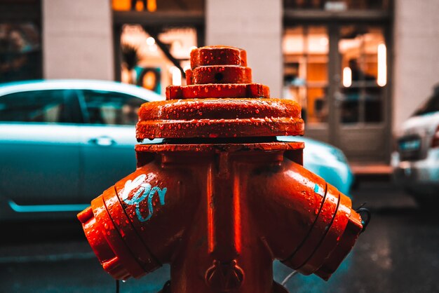 Close-up de hidrante rojo en la calle