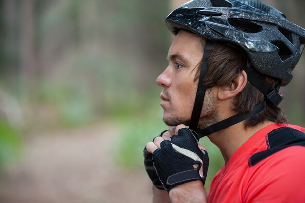 Close-up de hombre ciclista de montaña con casco de bicicleta