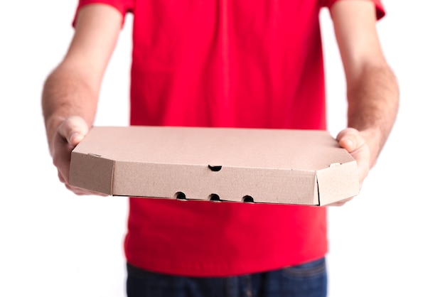 Close-up hombre mostrando caja de pizza