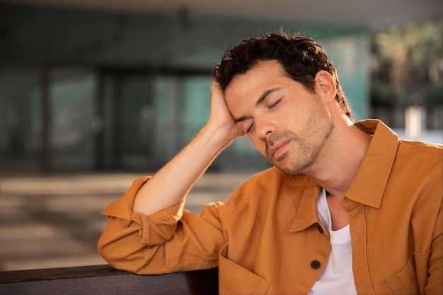 Foto close-up homem cansado dormindo