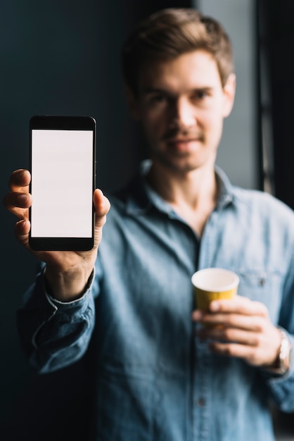 Foto close-up, homem, mostrando, cellphone, branca, tela, exposição