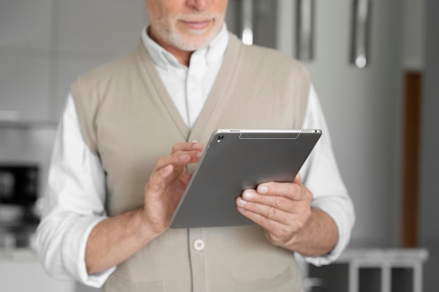 Foto close-up homem segurando tablet