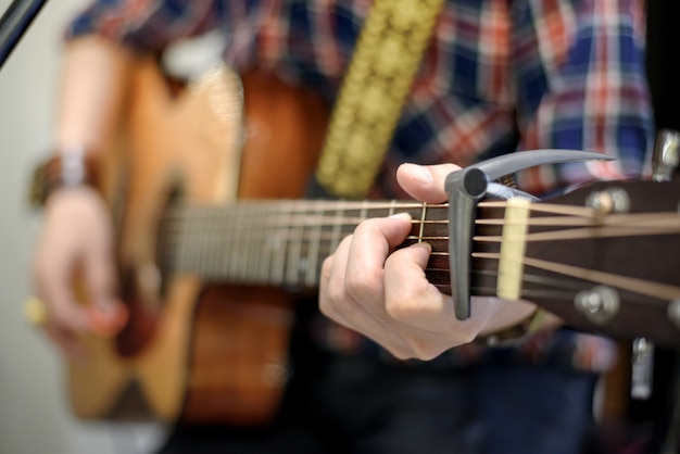 Close-up homem tocando violão