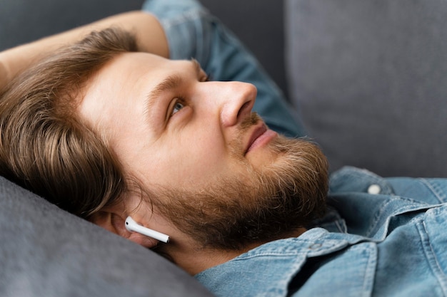 Foto close-up homem usando fones de ouvido