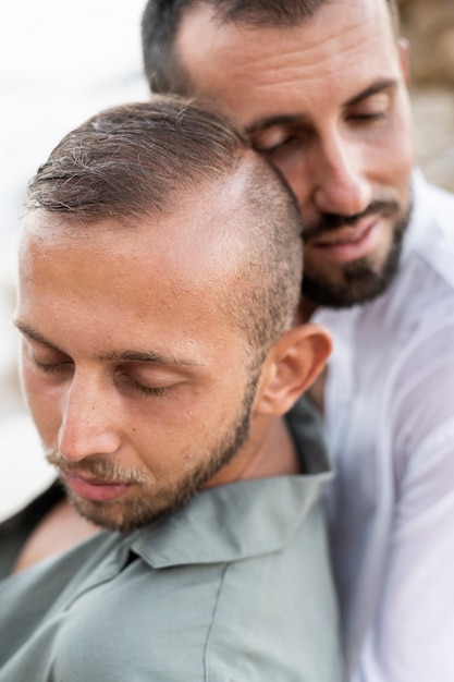 Foto close-up homens se abraçando