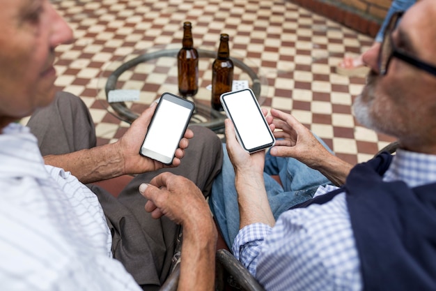 Close-up homens segurando smartphones