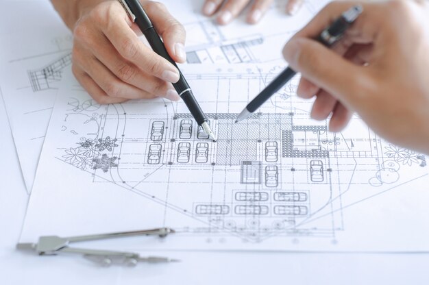 close-up Ingenieur Team Zeichnung Plan auf Blue Print mit Architekten Ausrüstung