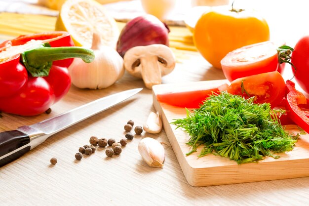 Close-up de ingredientes alimentarios vegetales verdes en una mesa de luz