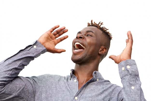 Foto close-up jovem africano animado com expressão de surpresa no fundo branco