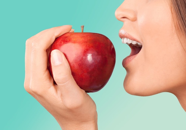 Close-up jovem comendo maçã vermelha