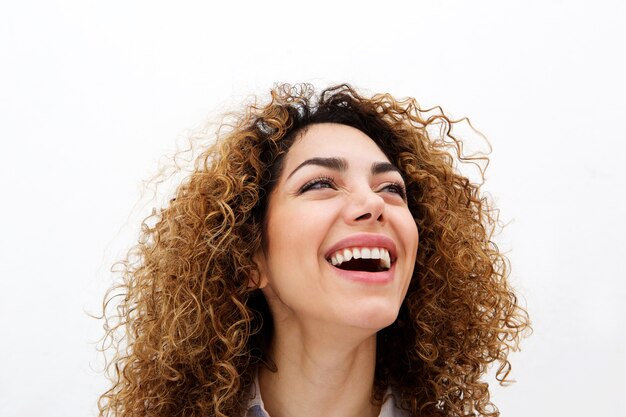 Close-up jovem feliz rindo contra fundo branco