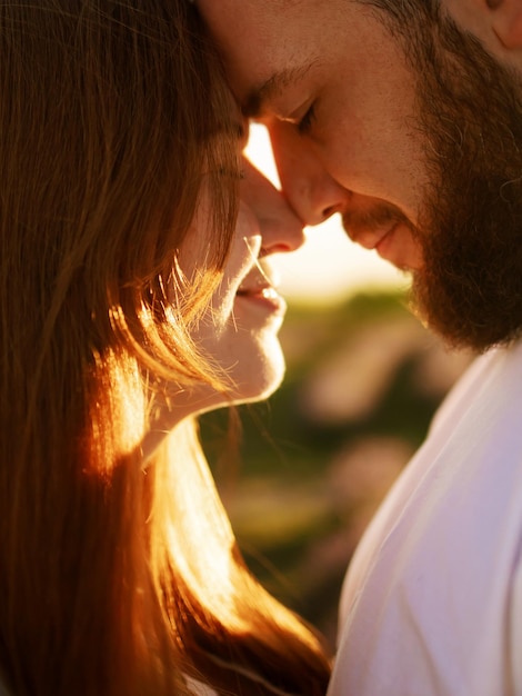 Close-up joven pareja enamorada