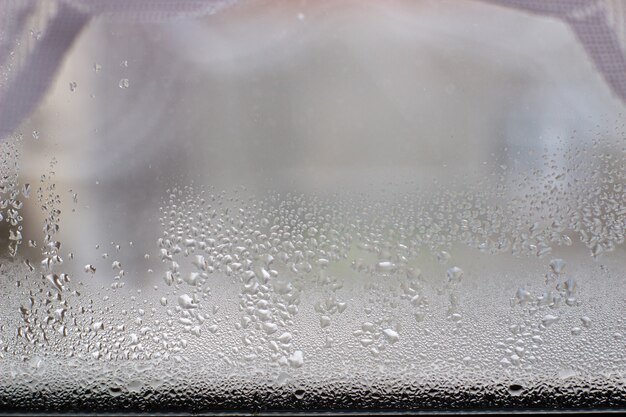 Close-up klare Wassertropfen auf der Fensterglasoberfläche.