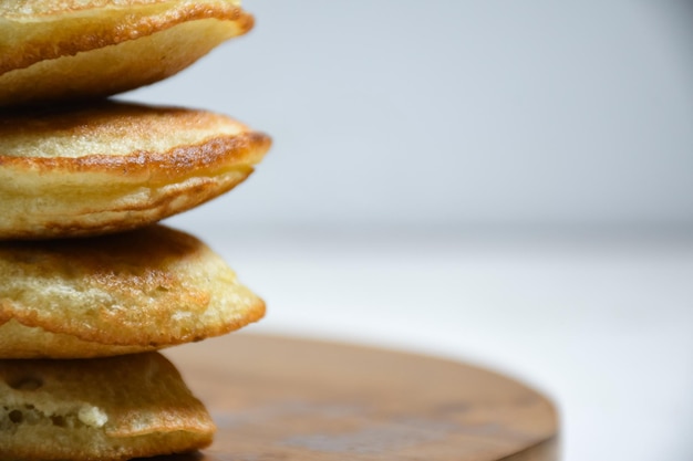 Close up Kue Khamir oder Khamir Kuchen auf Holzplatte. Khamir-Kuchen ist ein traditioneller Snack aus Pemalang