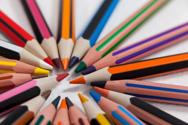 Close-up de lápices de colores dispuestos en círculo