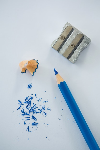 Close-up de lápiz de color azul con lápiz de afeitar y sacapuntas