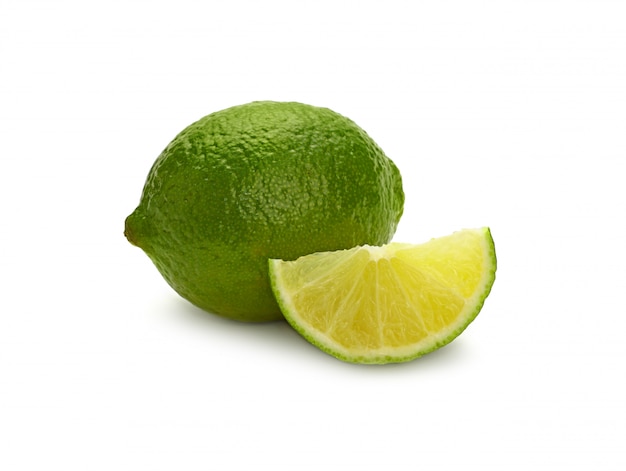 Close-up de limón verde y rodaja cortada