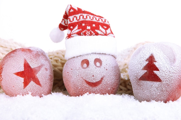 Close-up maçãs natalinas com desenhos congelados na neve