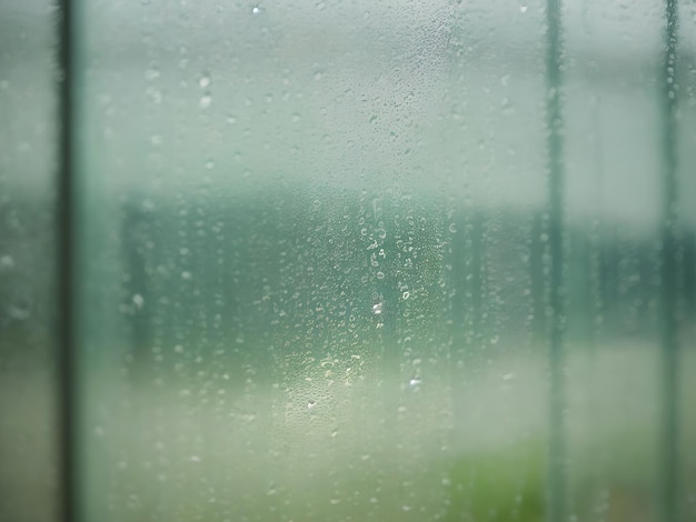 Close up mancha de gota de chuva de água no vidro da janela imagem de fundo abstrata