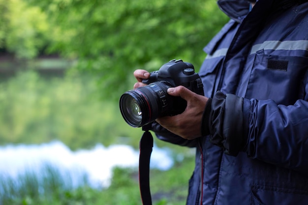 Close-up-Mann-Fotograf mit Digitalkamera